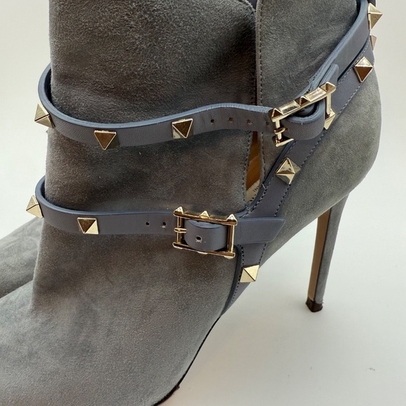 VALENTINO POWDER BLUE ROCKSTUD BOOTIES SIZE 41 VIBRAM SOLES - Picture 3 of 8